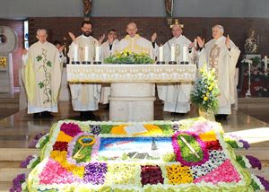 Kirchenjubiläum_Bild 5_Festmesse - Konzelebranten