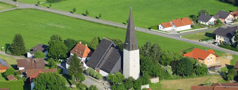 Blick auf die Pfarrkirche St. Peter und Paul Dalking 