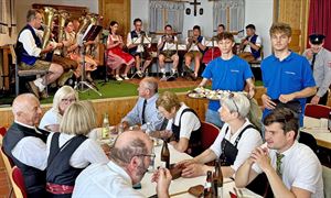 2025-06-19 Fronleichnam Dalking 2025 - 2 (Pfarrfest-Blaskapelle-Minis Eisverkauf)