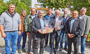 2025-08-24_Bild 4_60-Geb Pfarrer Franz Merl Feuerwehren gratulieren