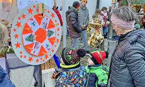 2025-11-29 Christkindlmarkt Dalking Bild 5 Glücksrad Frauengemeinschaft