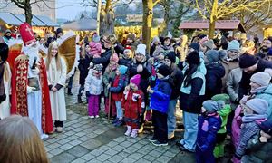 2025-11-29 Christkindlmarkt Dalking Bild 6 Nikolaus kommt