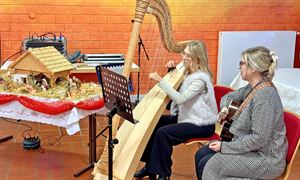 2025-12-09 Adventsfeier Frauengemeinschaft 3 Nina und Kathi